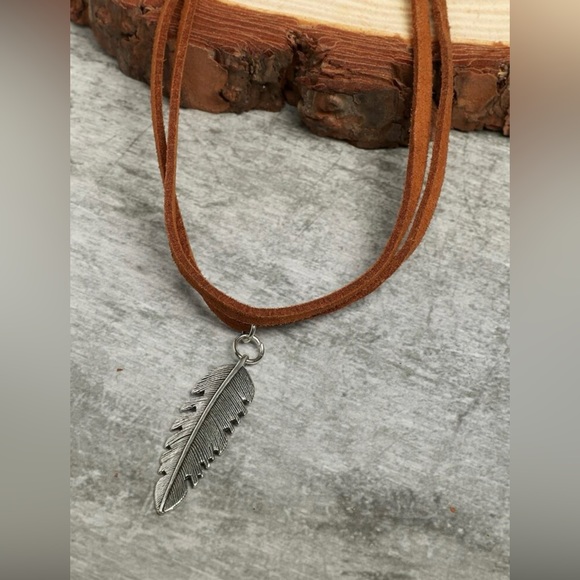 Layered choker suede  and feather pendent - Picture 3 of 6